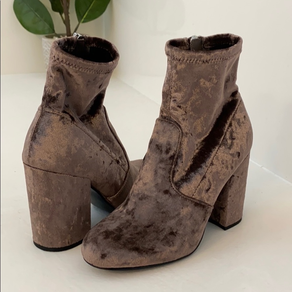 Steve Madden lavender grey velvet booties